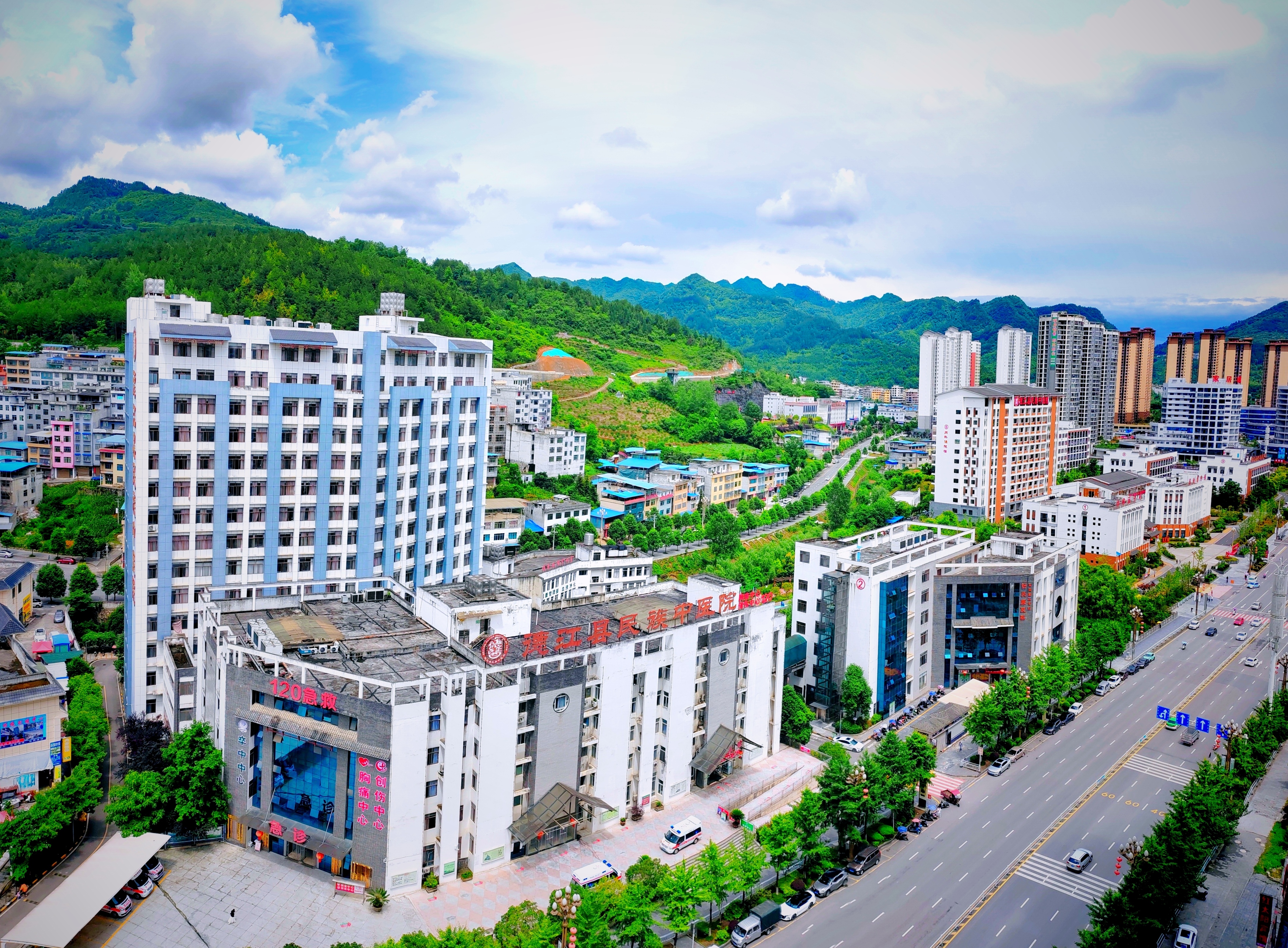 发展中的德江县民族中医院前侧面全景图.jpg