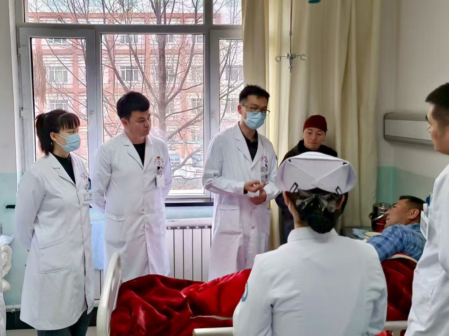 援疆医生在巩留县人民医院教学查房.jpg