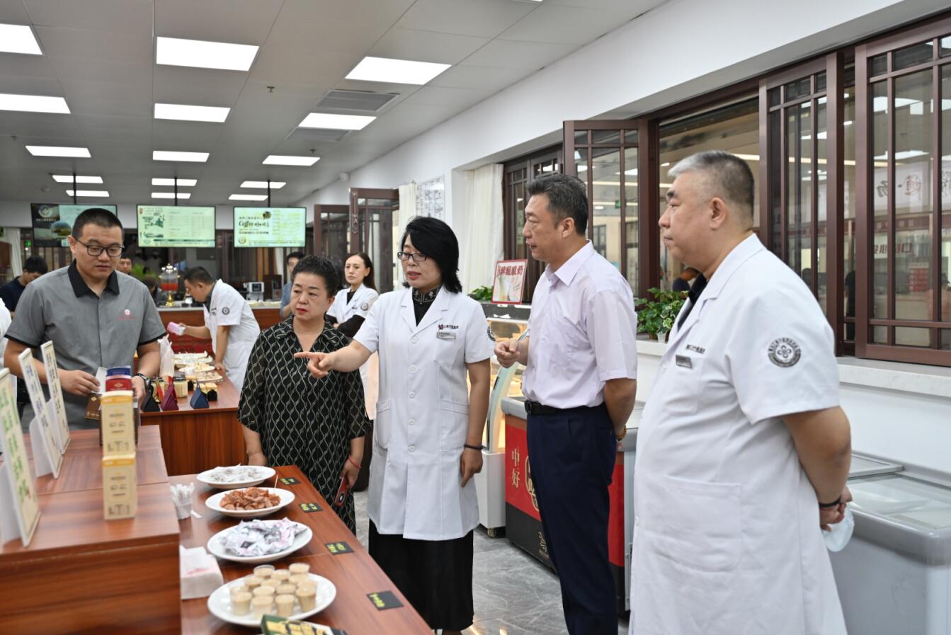 黑龙江省中医药科学院领导班子在现场了解大健康产品功效.jpg