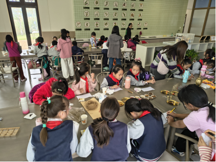 官网稿件+公园变 “课堂” 药材成 “教具” ,张家港市中医医院为小学生解锁中医药奥秘(1)421.png