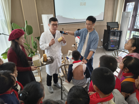 官网稿件+公园变 “课堂” 药材成 “教具” ,张家港市中医医院为小学生解锁中医药奥秘(1)892.png