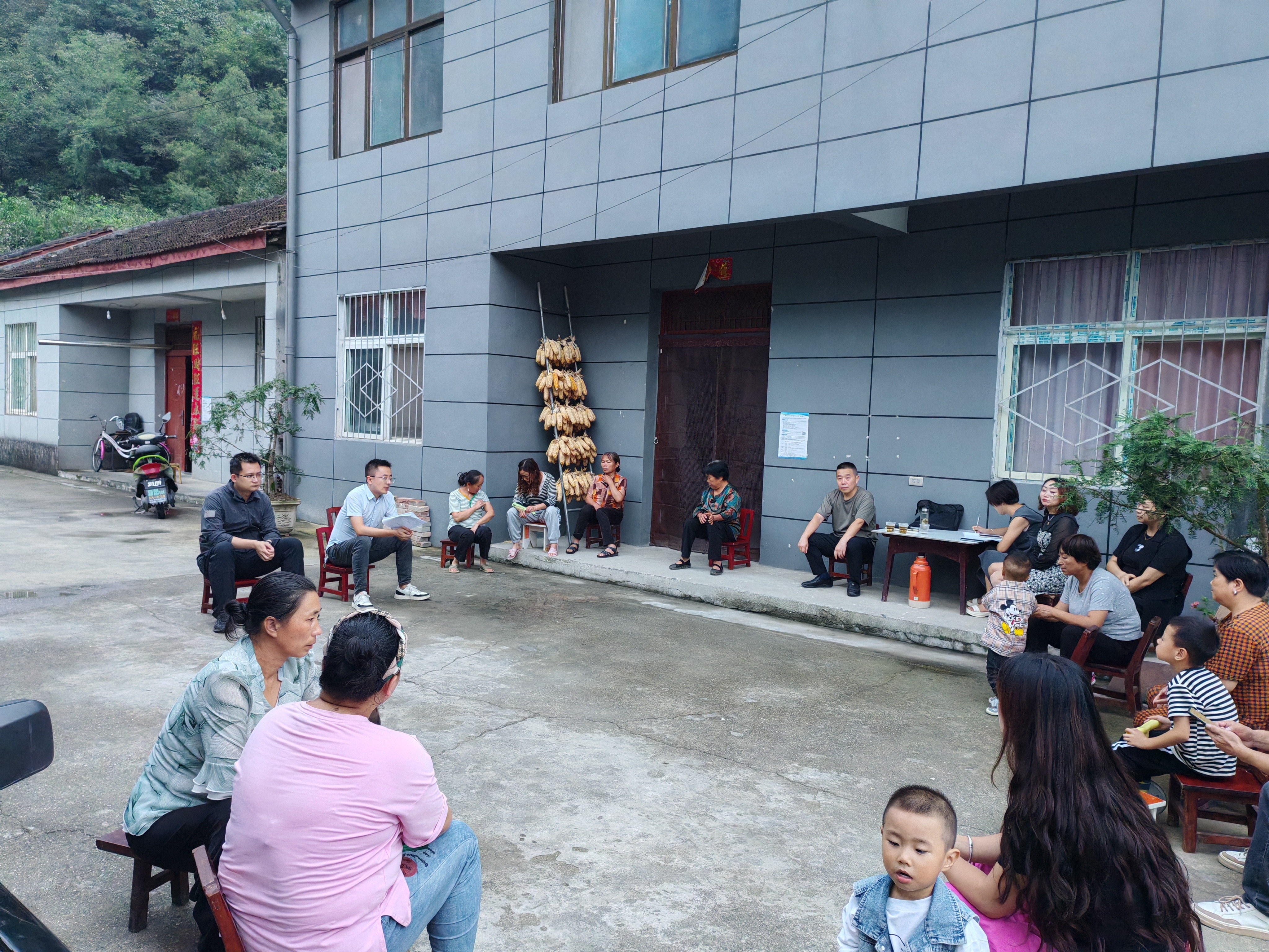 召开院坝会宣传乡村振兴政策.jpg