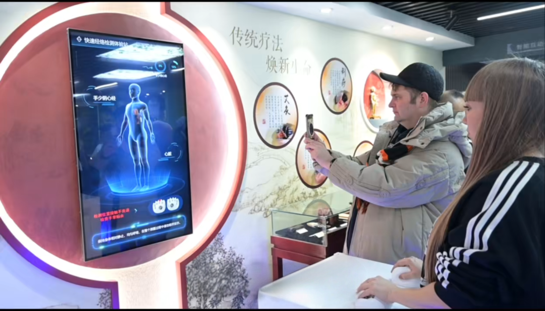 俄罗斯友人在治未病科普展区驻足体验.png