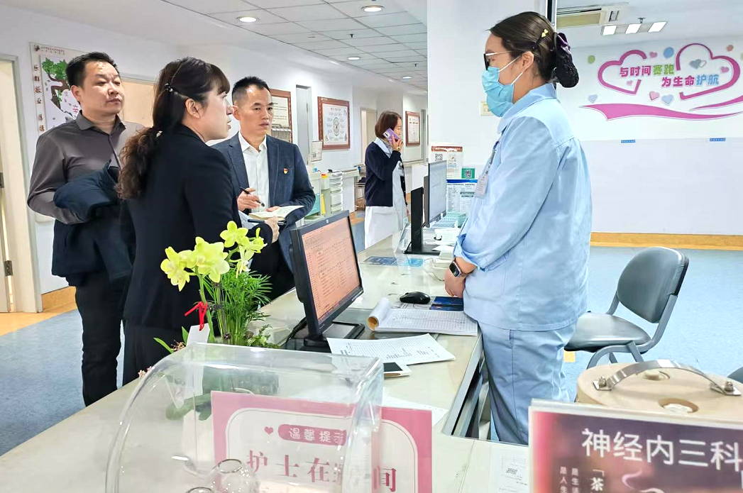 医院护士给咨询者答疑.png