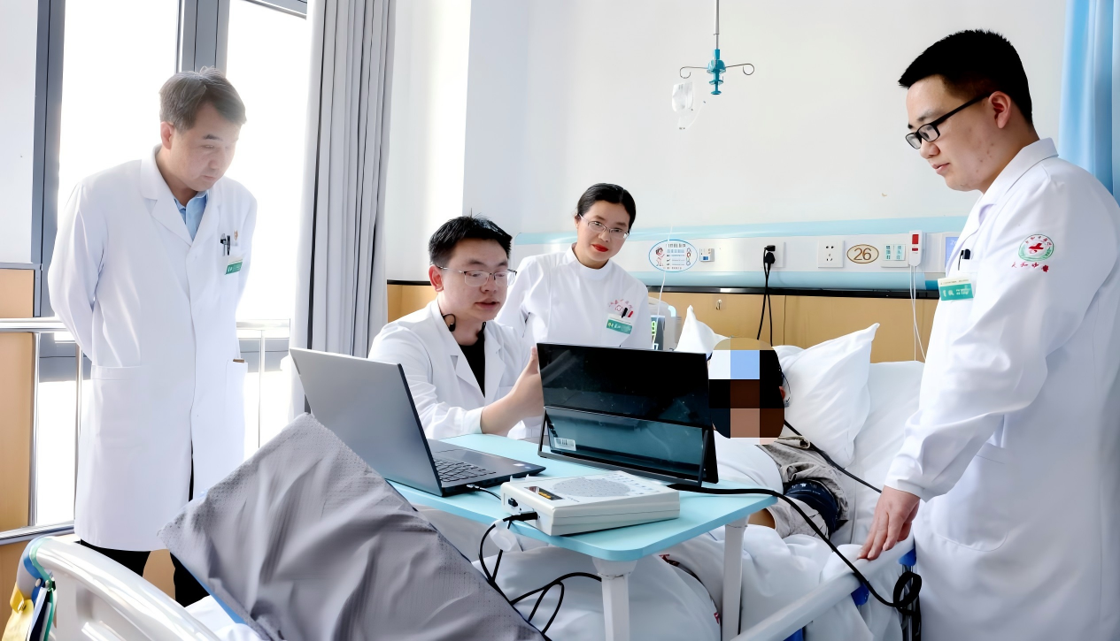 医护团队正在操作脑机训练系统.png