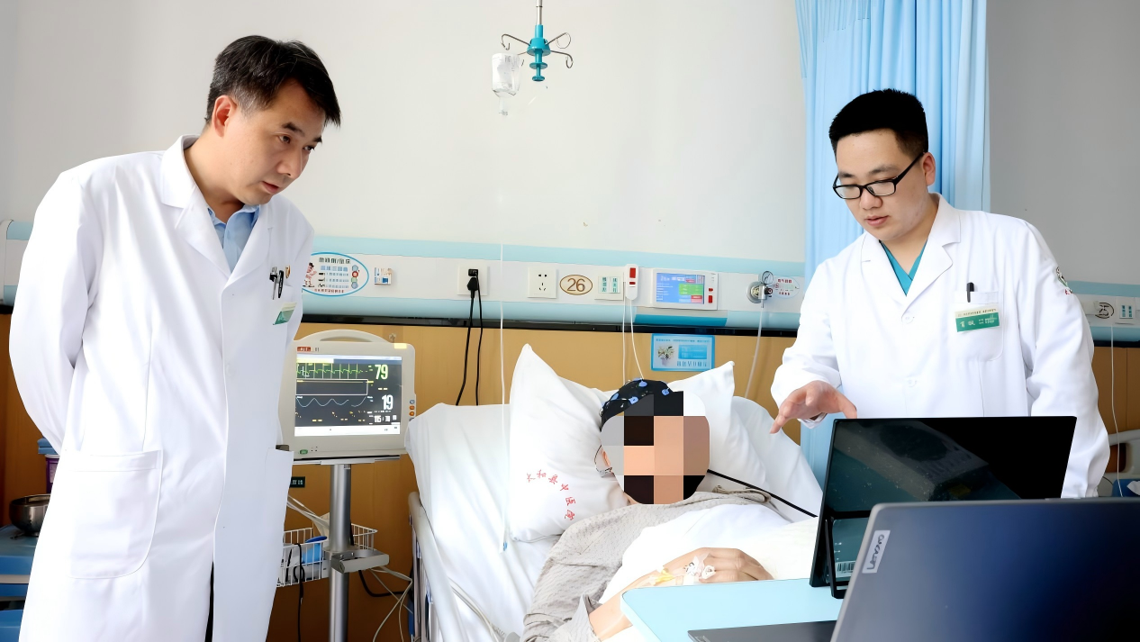 医疗团队为患者做康复动作示范.png